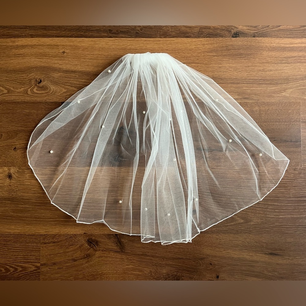 🆕 Luxurious Short Bridal Veil with Simulated Pearls & Soft Netting 💍✨ - Picture 3 of 5